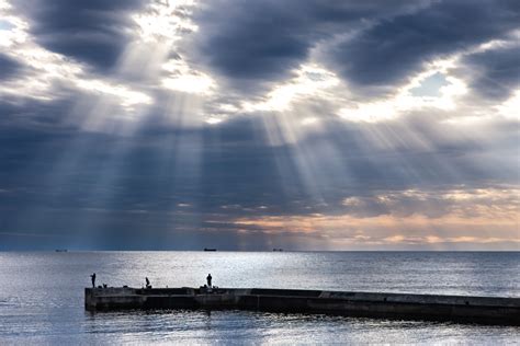 江ノ島 モーニング：朝の光が照らす海と街の物語