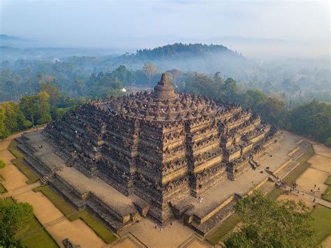  Borobudur-Temppelien Rakentaminen: Javasta Kukoistava Buddhalaisuuden Keskus 200-Jaa