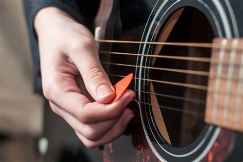 How to Hold a Guitar Pick and Why It Might Remind You of Holding a Pencil in Zero Gravity